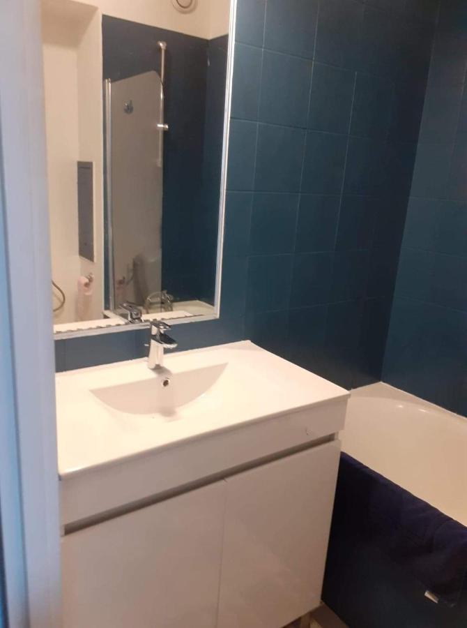 Studio 4 Personnes Avec Vue Sur Le Port Appartamento Hyères Esterno foto