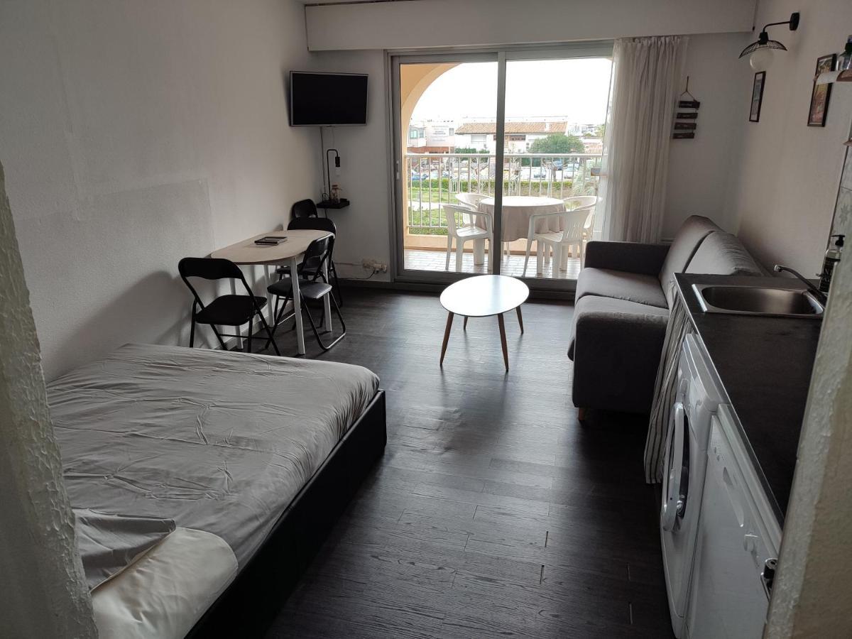 Studio 4 Personnes Avec Vue Sur Le Port Appartamento Hyères Esterno foto